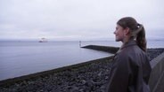 Fine aus Wyk blickt auf das Meer. © Screenshot 