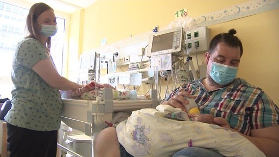Die "Babylotsen" am Rostocker Südstadtklinikum sollen sie für Schwangere und junge Familien Ansprechpartner auf der Geburtsstation sein. Die "Babylotsen" am Rostocker Südstadtklinikum sollen sie für Schwangere und junge Familien Ansprechpartner auf der Geburtsstation sein. © Screenshot
