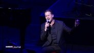 Alexander Klaws singt auf einer Bühne. © Screenshot 