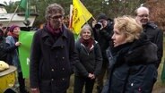 Bundes-Umweltministerin Steffi Lemke spricht mit Mitgliedern einer Bürgerinitiative. © Screenshot 