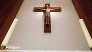 Jesus am Kreuz an einer Kirchenwand © Screenshot 