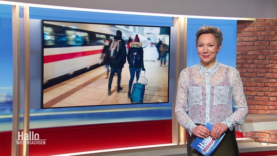 Moderatorin Christina von Saß steht im Studio. © Screenshot 