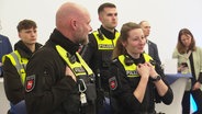 Vier Polizisten bei der Dankesveranstaltung der Jüdischen Gemeinde. © Screenshot 