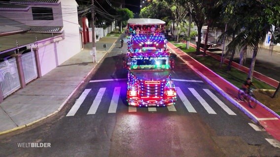 Der "Truck der Freude" in Brasilien an einer Straßenkreuzung. © Screenshot 