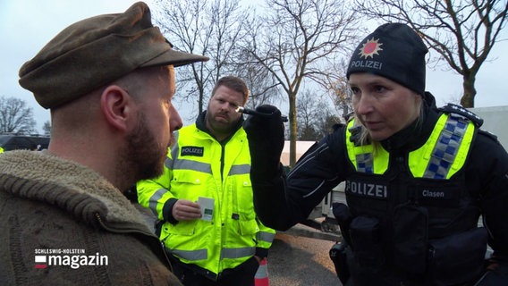 Eine Polizistin kontrolliert die Pupillenreaktion eines Autofahrers auf Licht. © Screenshot 