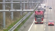 Ein Lkw beim Testbetrieb des E-Highways auf der A1. © Screenshot 