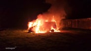 Ein Lieferwagen steht komplett in Flammen. © Screenshot 