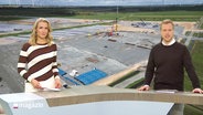 Gabi Lüeße und Henrik Hanses moderieren das Schleswig-Holstein Magazin. © Screenshot 