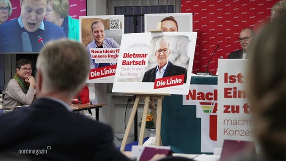 Mehrere Plakate mit Kandidaten der Linken für die Bundestagswahl, mittig ein Plakat mit Dietmar Bartsch. © Screenshot 