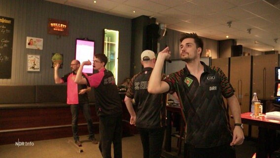 Drei Männer spielen Darts. © Screenshot 