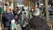 Viele Menschen an einer Strandpromenade auf Usedom. © Screenshot 