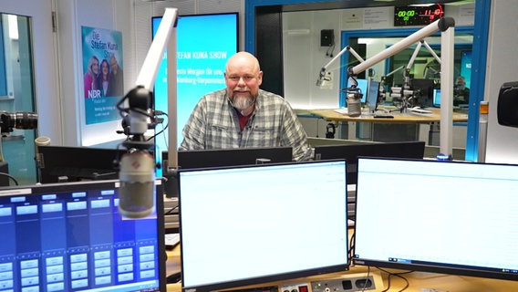 Der Moderator im Hörfunk Studio. © Screenshot 