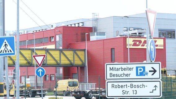 Eine Zentrale des Postunternehmens DHL. © Screenshot 