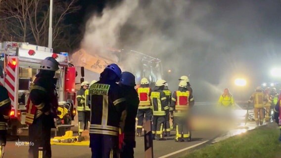 Einsatzkräfte der Feuerwehr bei einem Einsatz auf einer Bundestraße bei Nacht © Screenshot 