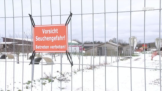 Ein rotes Warnschild mit der Aufschrift "Vorsicht Seuchengefahr. Betreten Verboten" hängt an einem Zaun. © Screenshot 