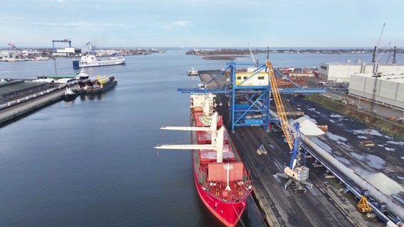 Ein Schiff liegt am Schüttgutterminal im Rostocker Überseehafen. © Screenshot 