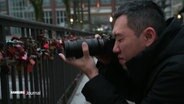 Der Künstler Liu Cheng-Hsiang aus Taiwan fotografiert auf Hamburgs Brücken die dort angebrachten Liebesschlösser. © Screenshot 