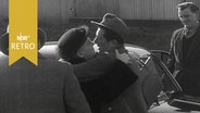Ein Heimkehrer wird bei seiner Ankunft in Friedland zur Begüßung von einer Frau umarmt (1953) © Screenshot 