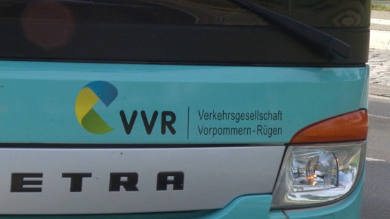 Das Logo der Verkehrsgesellschaft Vorpommern-Rügen auf einem Bus. © Screenshot 
