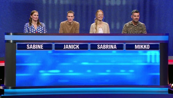 Kandidat*innen einer Quizshow © Screenshot 