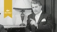 Raketenforscher Wernher von Braun am 02.09.1958 am Tisch im Interview mit Rüdiger Proske. © Screenshot 