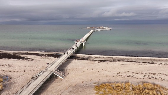 .Ein Luftbild zeigt die neue Seebrücke und den Hafen an Prerows Ostseeküste. .Ein Luftbild zeigt die neue Seebrücke und den Hafen an Prerows Ostseeküste. © Screenshot
