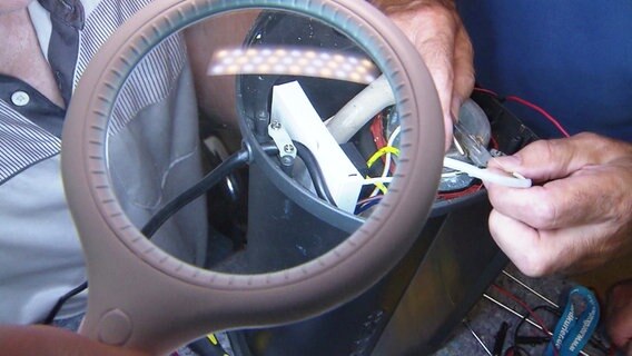 Bastler haben ein elektronisches Gerät auseinandergebaut. © Screenshot 