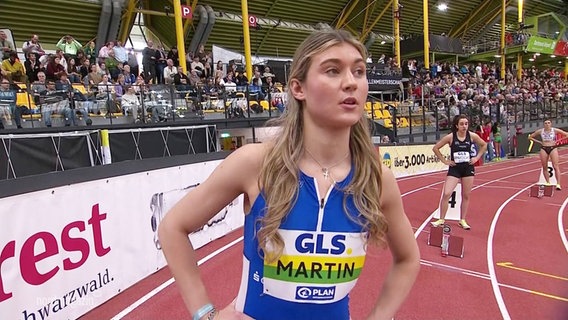 Johanna Martin steht am Rand einer Laufbahn. © Screenshot 