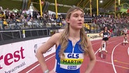 Johanna Martin steht am Rand einer Laufbahn. © Screenshot 