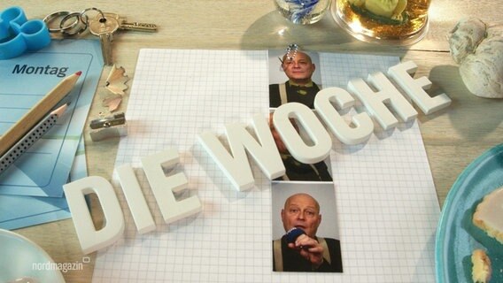 Schreibtisch mit Notizzettel „Montag“, Stiften, Schlüsseln und Keksen. Buchstaben formen „DIE WOCHE“. Zwei Fotos einer Person mit Mikro. © Screenshot 