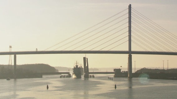Ein Tender der Bundeswehr fährt durch die geöffnete Ziegelgrabenbrücke unter dem Rügendamm in den Stralsunder Hafen. © Screenshot 