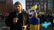 Reporter Nico Stubbe berichtet live aus Hamburg von einer Demonstration. © Screenshot 