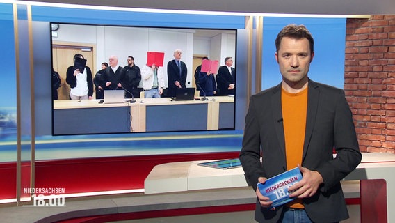 Moderator Johannes Avenarius im Studio © Screenshot 