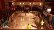 Blick auf ein kleineres Fußballspielfeld in einer Kirche während eines Spiels. © Screenshot 