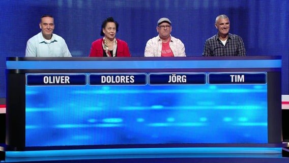 Die vier Kandidaten Oliver, Dolores, Jörg und Tim treten bei "Gefragt - Gejagt" gegen den Jäger an. © Screenshot 
