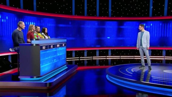 Moderator Alexander Bommes im Gespräch mit den Kandidat*innen seiner Quizshow. © Screenshot 