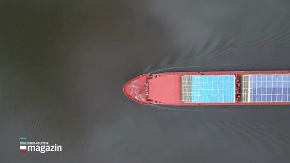 Ein Schiff fährt auf dem Nord-Ostsee-Kanal. © Screenshot 