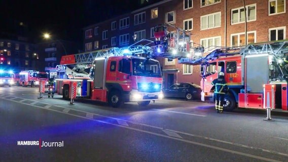 Mehrere Feuerwehrfahrzeuge stehen vor einem Wohnhaus in der Gärtnerstraße. © Screenshot 