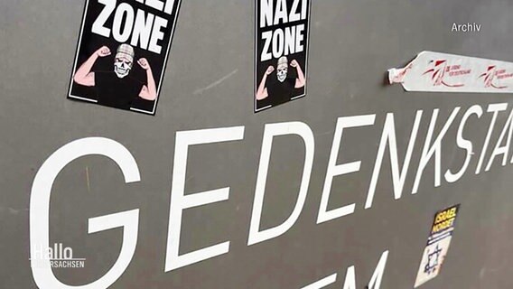 Rechtsextreme Aufkleber kleben auf dem Schild einer Gedenkstätte. © Screenshot 