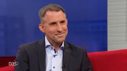 Astrophysiker Dr. Björn Voss zu Gast auf dem Roten Sofa © Screenshot 