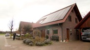 Eine Solaranlage auf einem Hausdach. © Screenshot 
