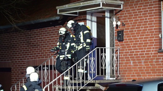 Zwei Feuerwehrmänner gehen eine Treppe runter. © Screenshot 