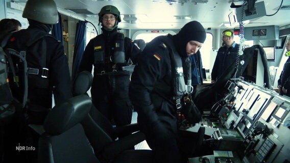 Marinesoldaten üben auf der Brücke des Versorgungsschiffs "Donau" den Ernstfall. © Screenshot 