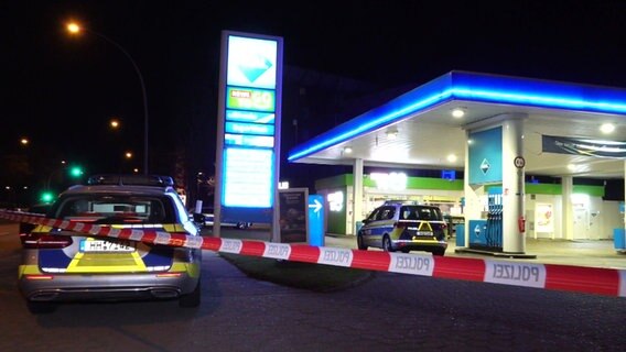 Die Polizei hat Absperrband vor einer Tankstelle in Hamburg-Billstedt gespannt. © TNN Foto: TNN