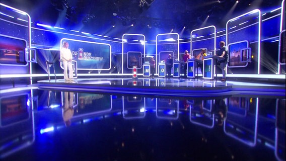 Teilnehmende einer Quizshow stehen auf einer Bühne. © Screenshot 