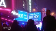 In der Straße "Große Freiheit" auf der Hamburger Reeperbahn leuchten bunte Leuchtreklamen von Nachtclubs in der Nacht. © Screenshot 