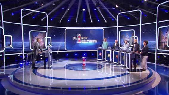 Moderator Jörg Pilawa und die Kandidierenden im Studio der NDR Quizshow © Screenshot 