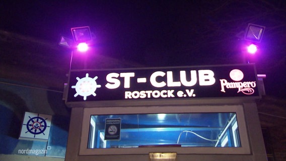 Das beleuchtete Schild am Eingang des ST-Clubs Rostock. © Screenshot 