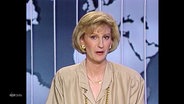 Sabine Christiansen als Moderatorin einer historischen Tagesschau. © Screenshot 