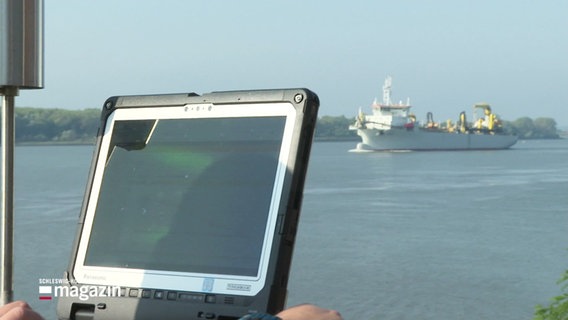 Ein Computer misst hydrographische Daten - im Hintergrund fährt ein Schiff. © Screenshot 